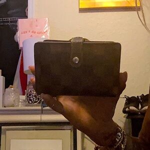 AUTHENTICATED LV WALLET COA